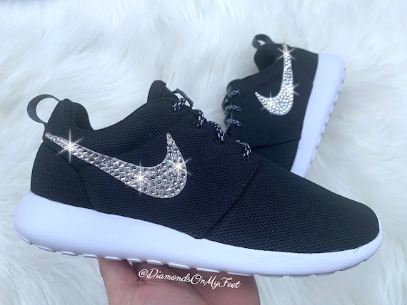 nike roshe womens black and white