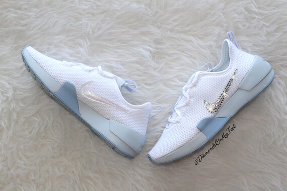 Größe 9 Swarovski Damen Nike Ashin moderne weiß blau Sneakers Blinged Out mit authentischen klaren Swarovski Kristallen Benutzerdefinierte Bling Swarovski Damen Nike Air Max 270 alle schwarzen Sneakers Blinged Out mit authentischen klaren Swarovski Kristalle Benutzerdefinierte Bling Nike Schuhe