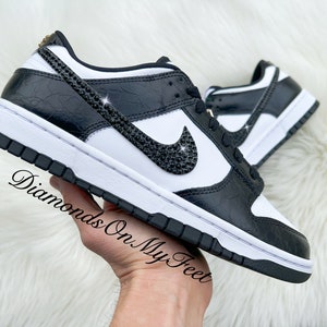 Swarovski Dam Dunk Low SE World Chaps Svarta & Vita Panda Sneakers Med Autentiska Svarta Kristaller Specialdesignade Blingskor
