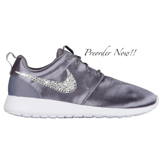 Swarovski Damen Nike Roshe Run ein grau Satin samt Sneakers Blinged Out mit authentischen Swarovski-Kristallen benutzerdefinierte Bling Nike Schuhe Swarovski Damen Nike Roshe Run ein grau Satin samt Sneakers Blinged Out mit authentischen Swarovski-Kristallen benutzerdefinierte Bling Nike Schuhe