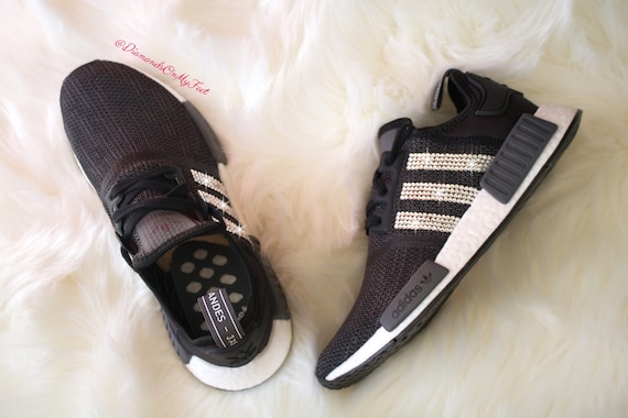 Swarovski Womens Adidas Originals NMD R1 Carbon Black Sneakers Blinged Out mit authentischen Swarovski Kristallen benutzerdefinierte Bling Adidas Swarovski Womens Adidas Originals NMD R1 Carbon Black Sneakers Blinged Out mit authentischen Swarovski Kristallen benutzerdefinierte Bling Adidas