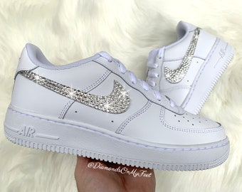 Swarovski Damen Nike Air Kraft 1 Alle weißen Low Sneakers Blinged Out mit authentischen klaren Swarovski-Kristallen Benutzerdefinierte Bling Nike Schuhe