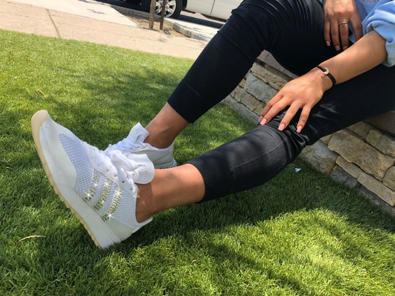 Adidas Originals Flashback baskets blanc Blinged Out Swarovski femmes avec des authentiques cristaux Swarovski clairs Bling personnalisé Adidas chaussure | La Boutique En Ligne
Adidas Adidas Adidas Originals Flashback baskets blanc Blinged Out Swarovski femmes avec des authentiques cristaux Swarovski clairs Bling personnalisé Adidas chaussure | La Boutique En Ligne
06d002