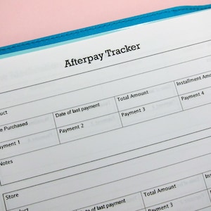 Puede incluir: Una hoja de papel blanca con una cuadrícula negra y el título "Afterpay Tracker". La hoja está dividida en columnas con encabezados para "Tienda", "Producto", "Fecha de compra", "Fecha del último pago", "Pago 1", "Pago 2", "Pago 3", "Cantidad total", "Cantidad de la cuota", "Pago 4" y "Notas".
