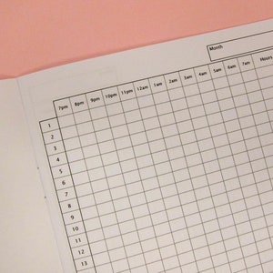 Pu&ograve; includere: Un registro di tracciamento del sonno in bianco e nero con i giorni del mese numerati e colonne per le ore di sonno, dalle 19:00 alle 7:00.