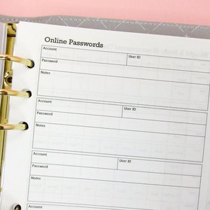 Könnte beinhalten: Eine weiße Seite mit einem grauen Umschlag, betitelt "Online Passwords". Die Seite ist in vier Abschnitte unterteilt, jeder mit den Überschriften "Account", "Password", "Notes" und "User ID".