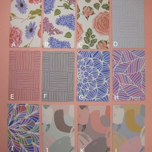 Pu&ograve; includere: Dodici diverse opzioni di copertina per un taccuino o un diario. Le copertine presentano una variet&agrave; di motivi, tra cui disegni floreali, geometrici e astratti. Le copertine sono etichettate con le lettere dalla A alla L.