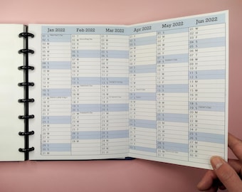 Calendario 2026 de un vistazo en 2 páginas imprimible en gris, morado o azul. Imprime en tamaño A4 para que quepa en una agenda A5. Incluye regalo gratis.