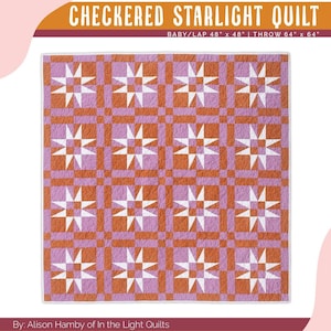 Op de afbeelding: Een quiltpatroon met een geruit ontwerp met witte sterren op een achtergrond van oranje en paarse vierkanten. Het patroon heet "Checkered Starlight Quilt" en is verkrijgbaar in de maten baby/dekbed (122 cm x 122 cm) en deken (163 cm x 163 cm).