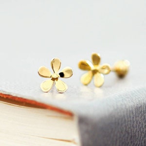 Genuine screw back 14k gold solid flower earring studs. 14K solid gold earring, 14K yellow gold, screw back earring