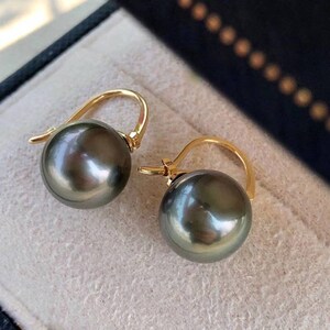 Genuine 18 karat gold solid earring hoops, Au750 stamped gold with natural Tahitian black saltwater pearls, round green luster, 75% of gold