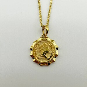 18K gold solid queen coin pendant. 18K gold solid rope chain, stamped Au750, 75% of gold, 56cm chain, 22 inches