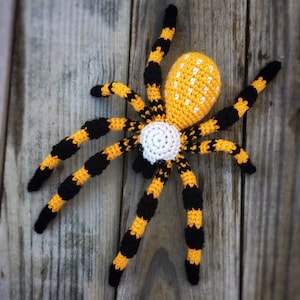 Araña de peluche tejedora de orbes de seda dorada