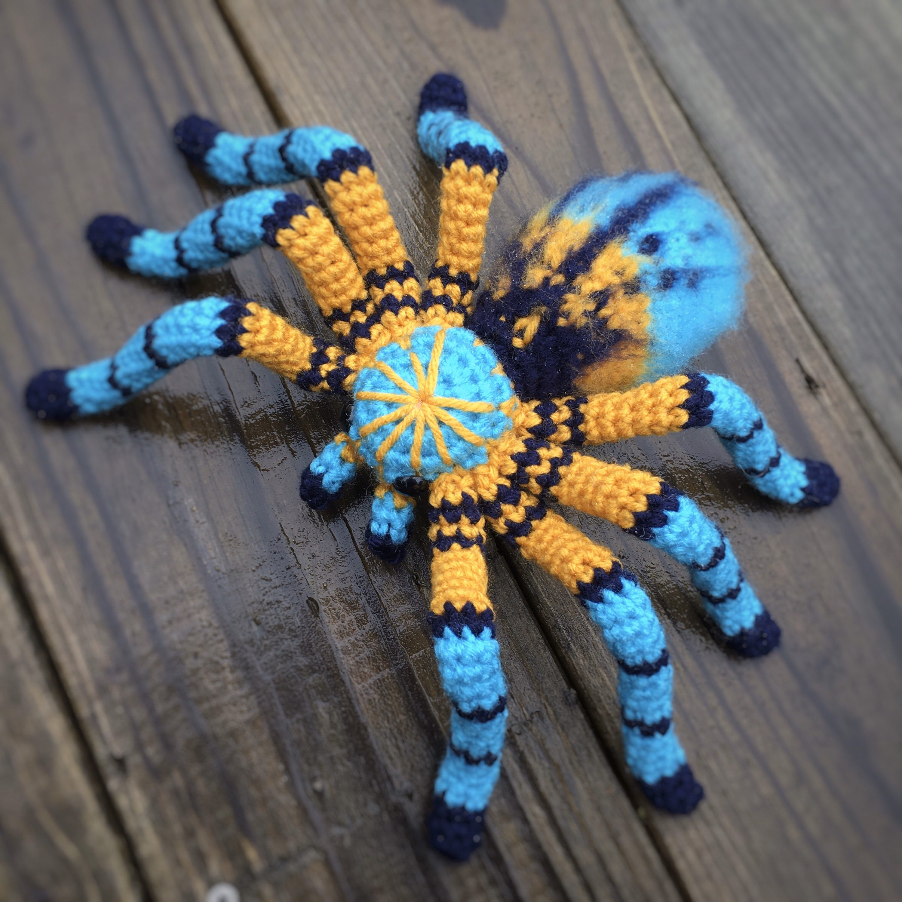 peluche araignée bleu ajena doudou araignée yeux brodées