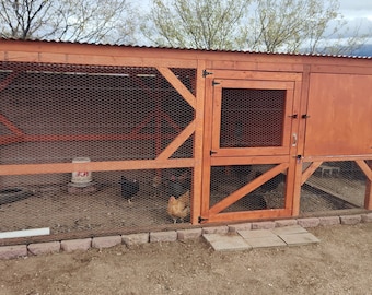 Puede incluir: Un gallinero de madera con un acabado teñido marrón. El gallinero tiene un recinto de malla metálica y una caja de anidación separada. Hay varias gallinas dentro del gallinero.