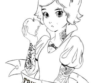 Könnte beinhalten: Eine Schwarzweiß-Zeichnung einer tätowierten Schneewittchen mit einem roten Apfel in der Hand. Sie hat ein Rosentattoo auf der Schulter und ein Vogeltattoo auf dem Arm. Das Banner unter ihr lautet "True Love's Kiss".