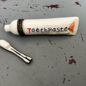 Limoges Zahnpasta Tube Flip oben Schmuck Etui mit Miniatur Zahnbürste innerhalb 1997 dekoratives Andenken