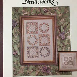 Cinnamon Hearts Needleworks theebloemen ontworpen door Christine Rogalski Vintage 1990 getelde kruissteekkaart