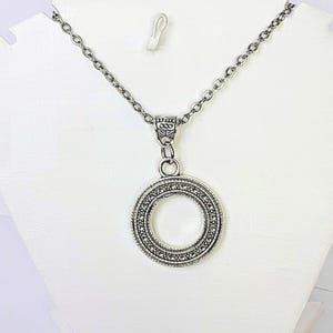 Collier cercle porte des étoiles