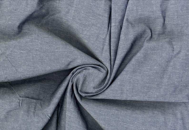 Fine woven surface with delicate heather effect, combining traditional chambray charm with flexible comfort INDIGO/WHITE
