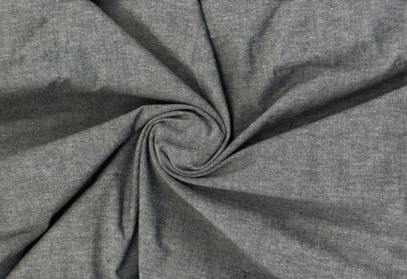 Fine woven surface with delicate heather effect, combining traditional chambray charm with flexible comfort BLACK/WHITE