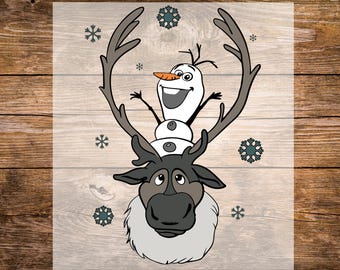 Puede incluir: Imagen DTF TRANSFER con un diseño de dibujos animados de Olaf el muñeco de nieve montado en Sven el reno, con copos de nieve. El texto "DTF TRANSFER" y "READY TO PRESS" están en la parte superior e inferior. El diseño está sobre un fondo claro.