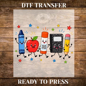 Könnte beinhalten: Ein DTF-Transferbogen mit einem blauen Buntstift, einem roten Apfel, einem orangefarbenen Klebestift mit der Aufschrift GLUE STICK, einem schwarz-weißen Notizbuch und einem gelben Bleistift, alle mit lächelnden Gesichtern und bunten Sternen.