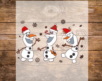 Puede incluir: Transferencia DTF con tres muñecos de nieve de dibujos animados con narices de zanahoria, brazos de ramitas y ojos de botón negros. Los muñecos de nieve llevan gorros de Papá Noel rojos y están rodeados de copos de nieve. El texto "DTF TRANSFER" y "READY TO PRESS" está arriba y abajo.