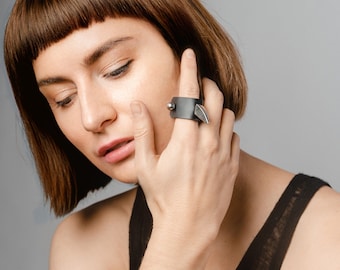 Anillo de cuero GRUNGE – Anillo de cuero orgánico negro y acero inoxidable, joyería unisex llamativa de estilo industrial futurista.
