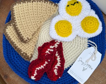 Assiette de petit-déjeuner au crochet faite main - ufs, bacon et pain grillé