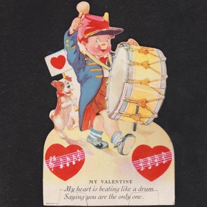 Tarjeta de San Valentín vintage con baterista de banda de música con decoración de tejido de panal en el bombo, perro antropomórfico que lo sigue con cartel original