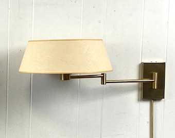 Luminária Nessen original, luminária de latão, luminária moderna, luminária de parede Nessen com braço articulado, iluminação de meados do século XX, iluminação dos anos 1950, cúpula original, modelo NW909