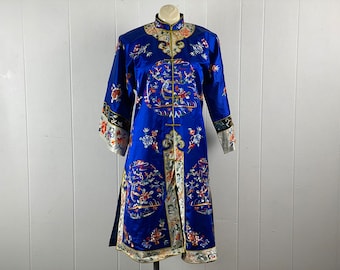 Vintage robe, size medium, asian robe, 1960s jacket, vintage tunic, embroidered robe, vintage kimono, silk tunic, vintage clothing