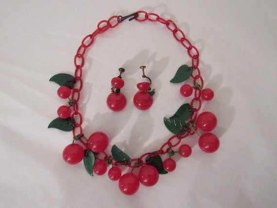 Vintage necklace, cherry red Bakelite necklace, c… - image 2