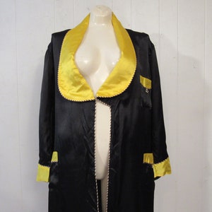 Vintage robe, asian robe, silk robe, black and yellow robe, vintage leisure wear, vintage clothing, size smedium
