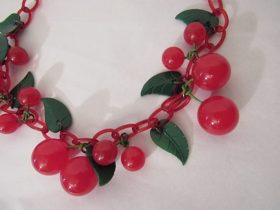 Vintage necklace, cherry red Bakelite necklace, c… - image 9