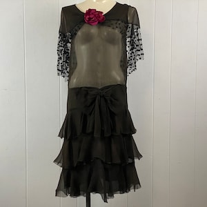 Vintage Kleid, Größe Medium, 1920er Jahre Kleid, Flapper Kleid, Art Deco Kleid, Krepp Seidenkleid, gestuftes schwarzes Kleid, Vintage Kleidung,