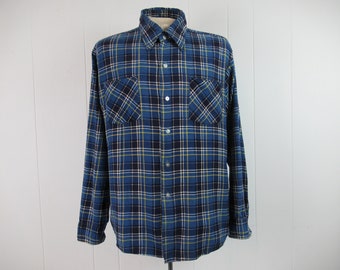 Può includere: Una camicia a maniche lunghe a quadri blu e gialli con due tasche sul petto.