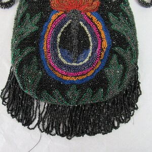 Puede incluir: Un bolso negro de cuentas con un dise&ntilde;o floral colorido y un fondo de flecos.