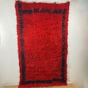Vintage rug, 4&#39; X 7&#39;, Flokati rug, 1970s rug, shag rug, mid century modern rug, 1960s rug, MCM rug, red and black rug, Greek, modern decor