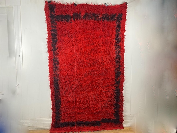 Vintage rug, 4' X 7', Flokati rug, 1970s rug, shag rug, mid century modern rug, 1960s rug, MCM rug, red and black rug, Greek, modern decor