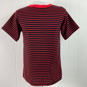 Vintage T-Shirts, 1980er T-Shirt, gestreiftes T-Shirt, schwarz-rotes T-Shirt, made in USA T-Shirt, Vintage Kleidung, Größe Medium, NOS