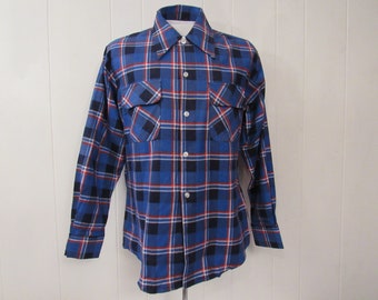 Può includere: Una camicia a maniche lunghe a quadri blu, rossi e bianchi con due tasche a patta sul petto.