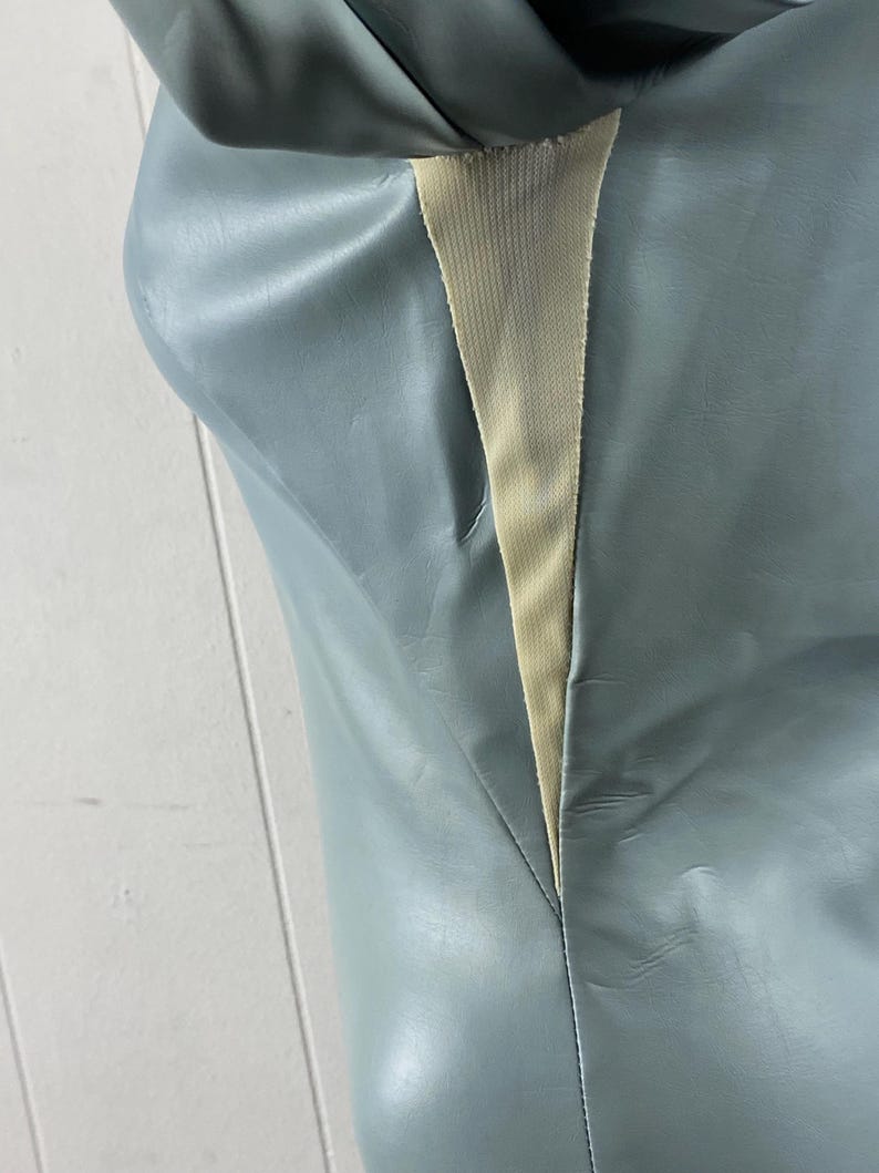 K&ouml;nnte beinhalten: Ein hellblaues Kunstlederkleid mit einem cremefarbenen Einsatz auf der R&uuml;ckseite.