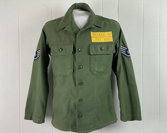 Camicia verde militare con cheap toppe