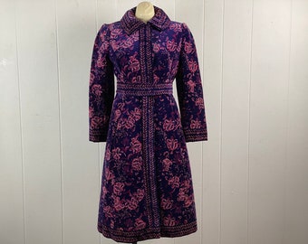 Abrigo vintage, abrigo de terciopelo, abrigo de la década de 1960, abrigo púrpura y rosa, abrigo de diseño, abrigo con cinturón, Cardinal Detroit, ropa vintage, tamaño mediano