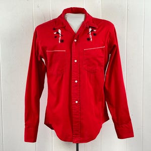 Camisa vintage, talla mediana, camisa de los años 60, camisa vaquera, camisa western, pistolas bordadas, presilla para botón superior, camisa roja, ropa vintage