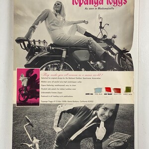 K&ouml;nnte beinhalten: Eine Vintage-Werbung f&uuml;r Topanga Toggs-Radanz&uuml;ge, die eine Frau in einem wei&szlig;en Radanzug zeigt, die ein Motorrad f&auml;hrt. Der Werbetext hebt die Eigenschaften der Radanz&uuml;ge hervor, darunter eine versteckte Tragetasche, einen Windstopper-Kragen und wetterfestes Material. Die Werbung erw&auml;hnt auch, dass die Radanz&uuml;ge in f&uuml;hrenden Radpublikationen vorgestellt werden. Die Werbung ist vor einem wei&szlig;en Hintergrund mit einem rosa-roten Farbschema gehalten.