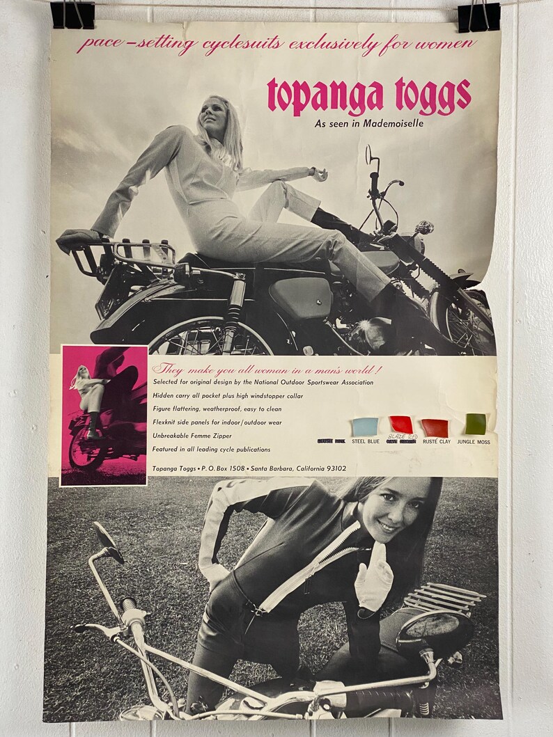 K&ouml;nnte beinhalten: Eine Vintage-Werbung f&uuml;r Topanga Toggs-Radanz&uuml;ge, die eine Frau in einem wei&szlig;en Radanzug zeigt, die ein Motorrad f&auml;hrt. Der Werbetext hebt die Eigenschaften der Radanz&uuml;ge hervor, darunter eine versteckte Tragetasche, einen Windstopper-Kragen und wetterfestes Material. Die Werbung erw&auml;hnt auch, dass die Radanz&uuml;ge in f&uuml;hrenden Radpublikationen vorgestellt werden. Die Werbung ist vor einem wei&szlig;en Hintergrund mit einem rosa-roten Farbschema gehalten.