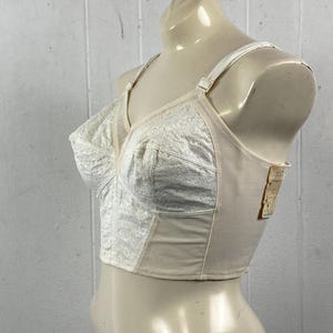 以下が含まれることがあります： 高さの異なる3つのセラミック花瓶のセット。花瓶は白で、テクスチャ加工されたリブのデザインです。一番高い花瓶は約25cm、中くらいの花瓶は20cm、一番小さい花瓶は15cmです。